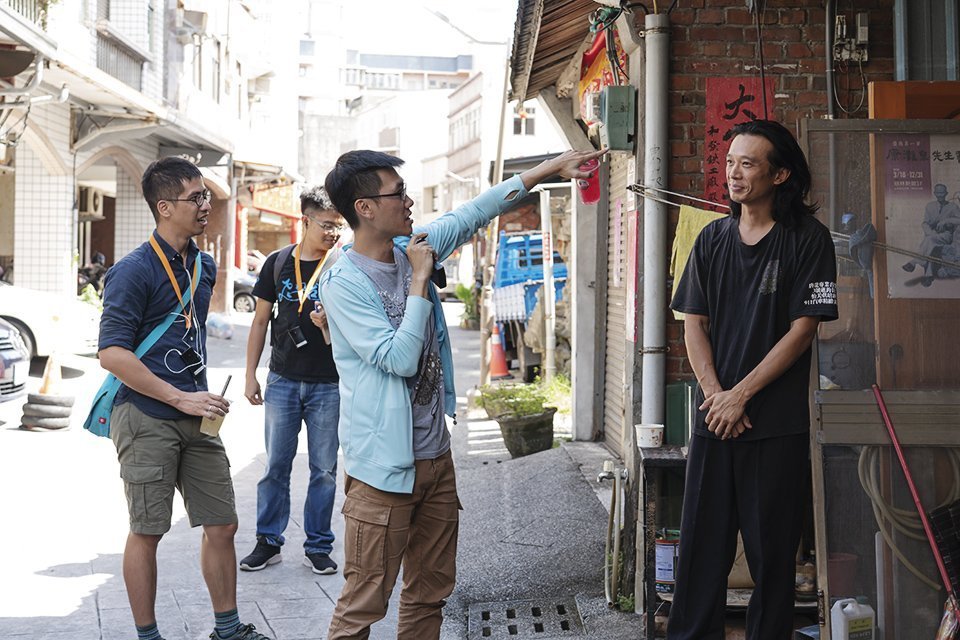 島內散步透過徒步導覽，帶領旅人用在地人視角認識土地。遊程大部分集中週末，也使得夥伴在工作與家庭間出現失衡。相關資訊可見：島內散步十週年永續報告書 圖：樹冠生活／提供