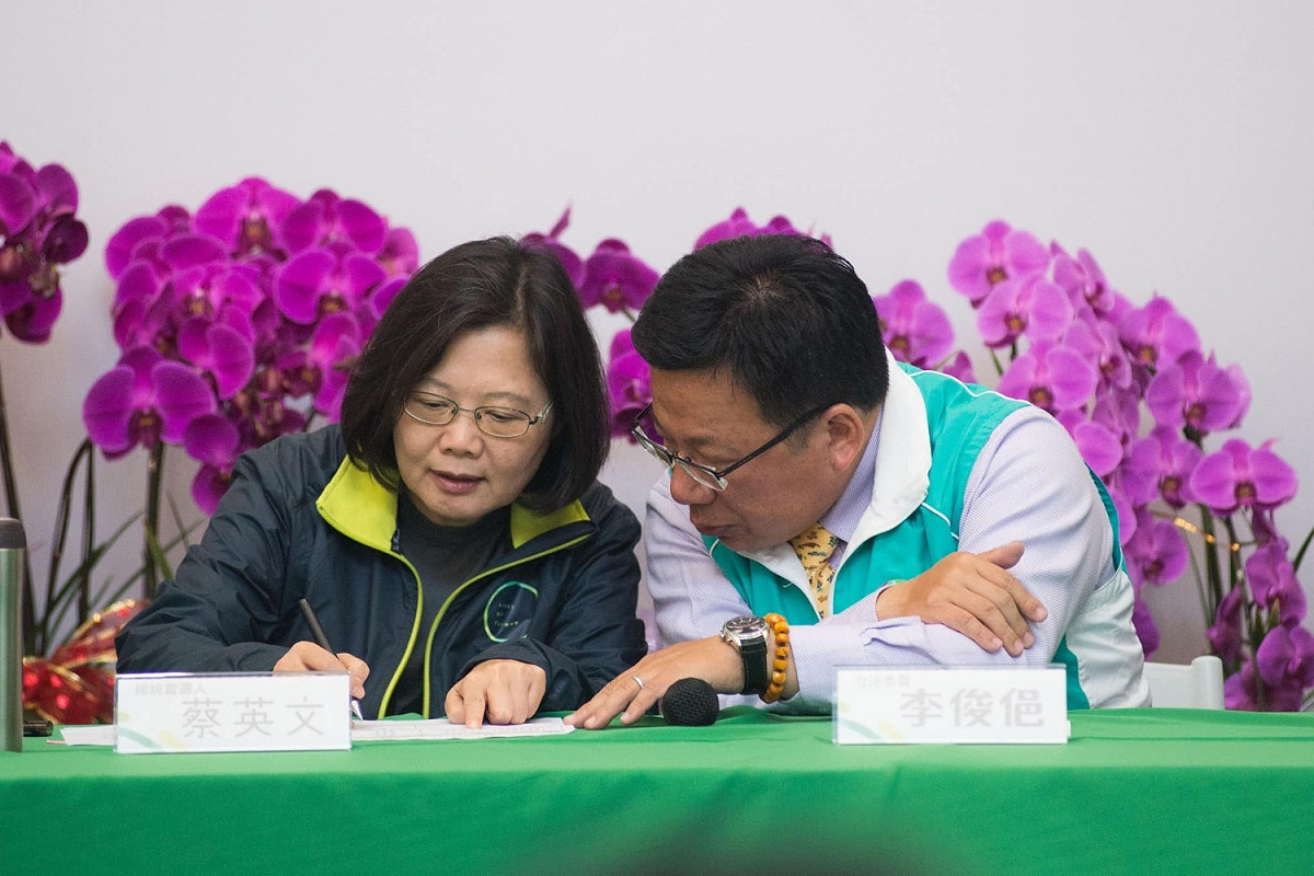 總統蔡英文與前總統府副秘書長李俊俋。 圖：擷自蔡英文臉書