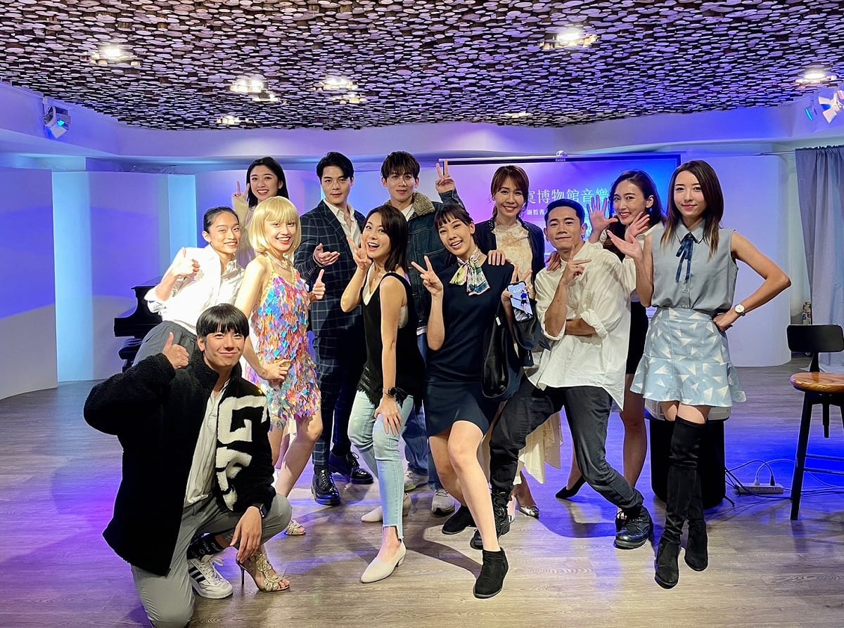何孟遠(後排左三)與「寂寞博物館」音樂劇的演出伙伴。 圖：河仁國際/提供