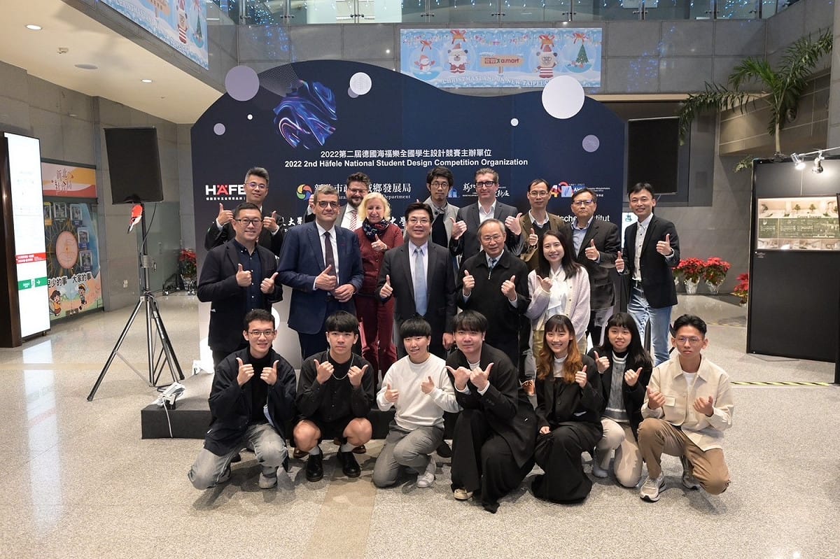 副市長劉和然與評審團及獲得前三名的同學合影。 圖：新北市城鄉局都更處提供