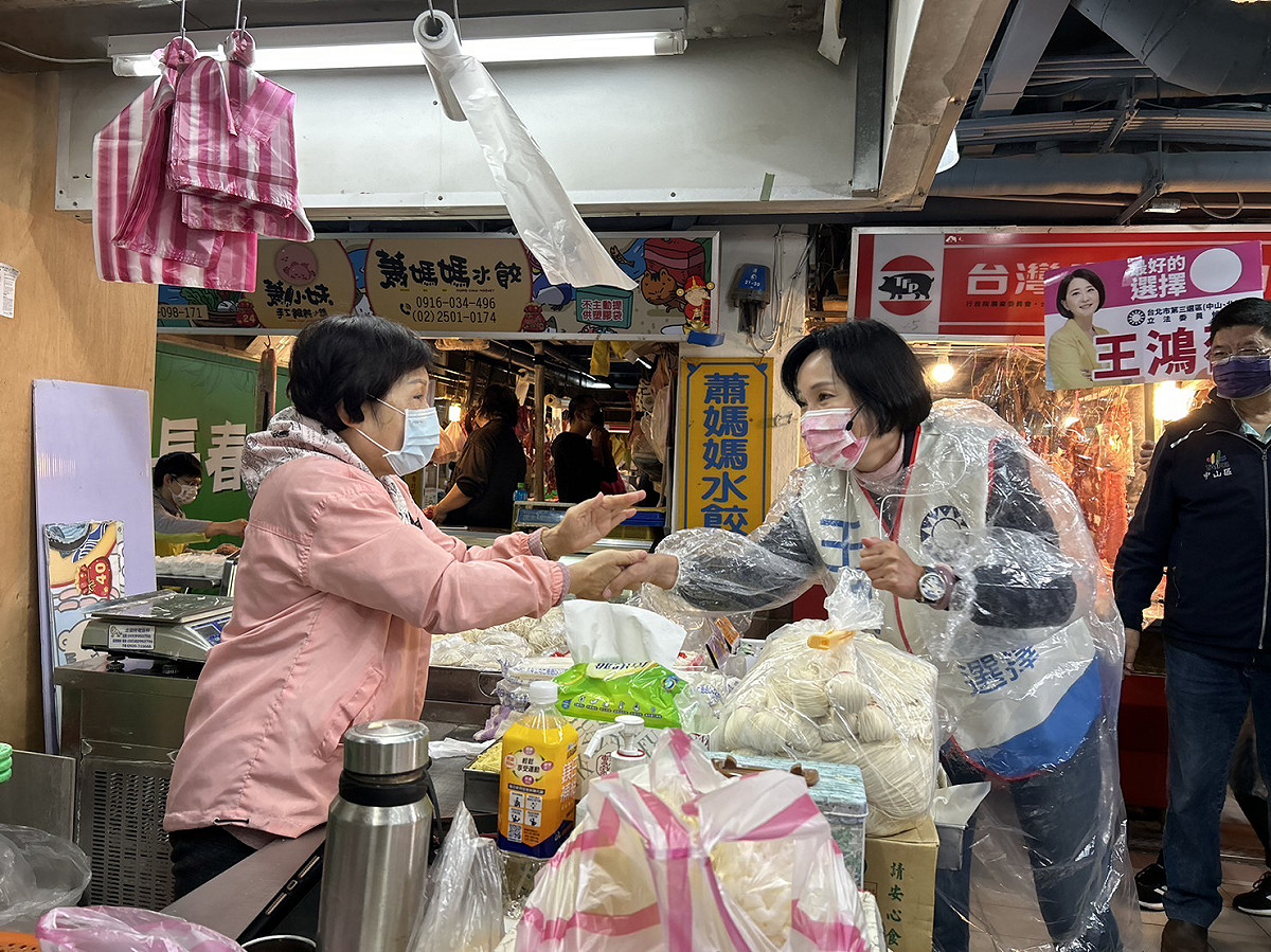 國民黨智庫執行長柯志恩代替確診的王鴻薇赴長春市場拜票。 圖：王鴻薇辦公室/提供