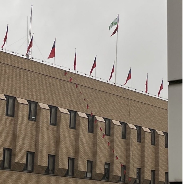 16日下午，台北地檢署被發現有不明人士，在頂樓升起民進黨旗。 圖:讀者/提供