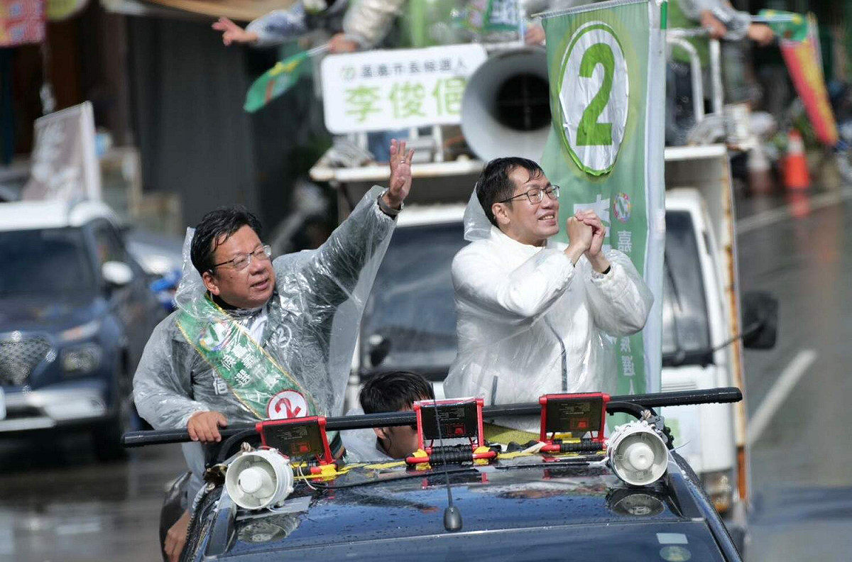民進黨嘉義市長候選人李俊俋，今天由立委羅致政陪同車掃。 圖：李俊俋競選總部/提供