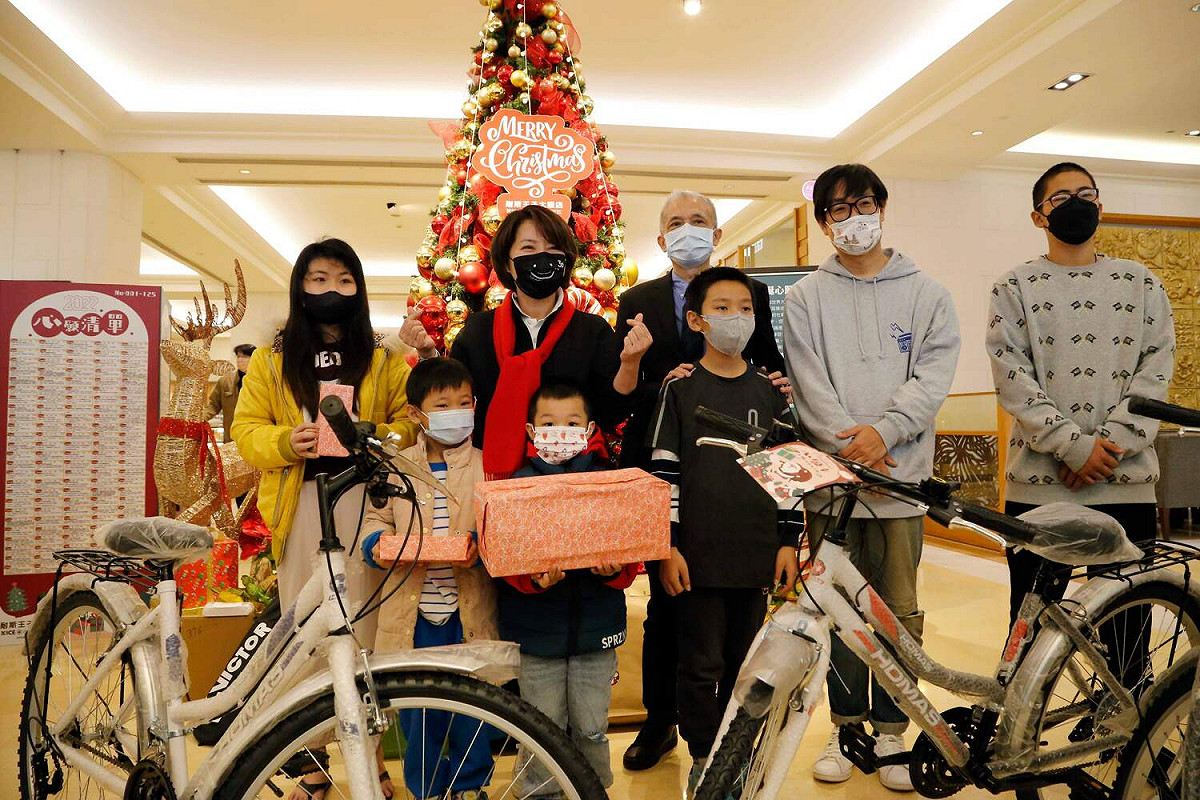 嘉義市副市長陳淑慧等人代表捐出禮物，給有需要的家庭及兒童。 圖：耐斯王子大飯店/提供