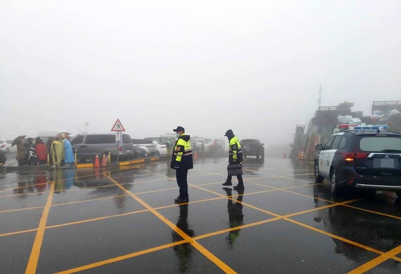 今日一整天都有很多遊客上合歡山等雪。 圖：仁愛警分局／提供