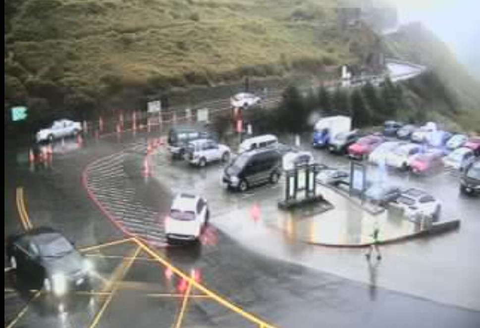 17時道路封閉前都有遊客上山。（圖為合歡山遊客服務中心前停車場） 圖：取自合歡山即時影像監視器