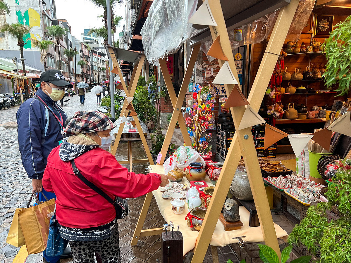 今年鶯歌嘉年華與50家鶯歌在地店家及新北嚴選共同打造「陶好市集」，並擴大串聯商圈店家提供商品優惠。 圖：新北市經發局提供