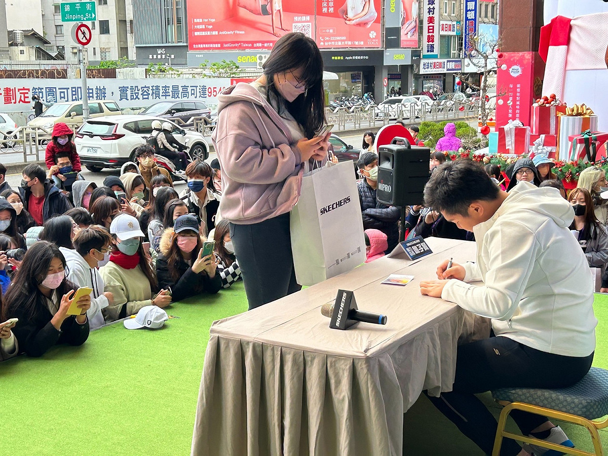 詹子賢為粉絲簽名。 中友百貨/提供