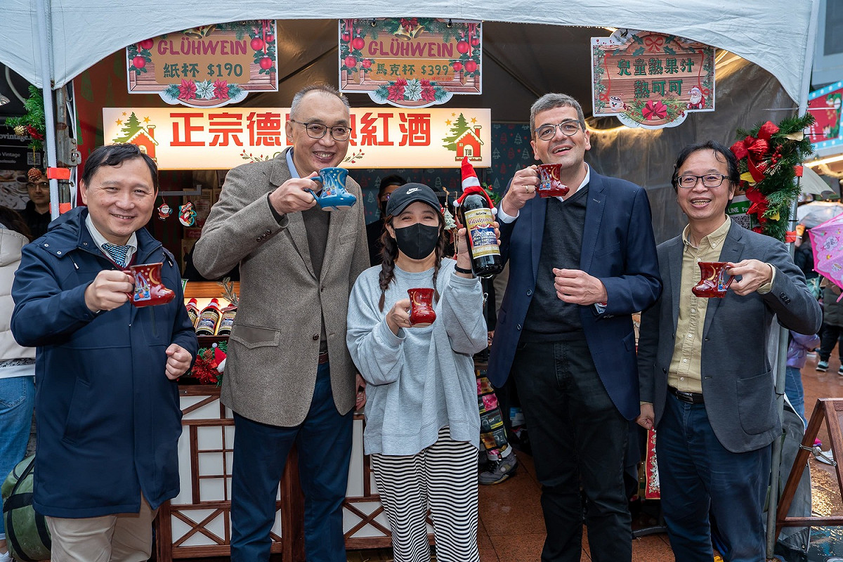 新北市副市長謝政達偕同德國經濟辦事處林百科處長一起體驗市集活動。 圖：新北市觀旅局提供
