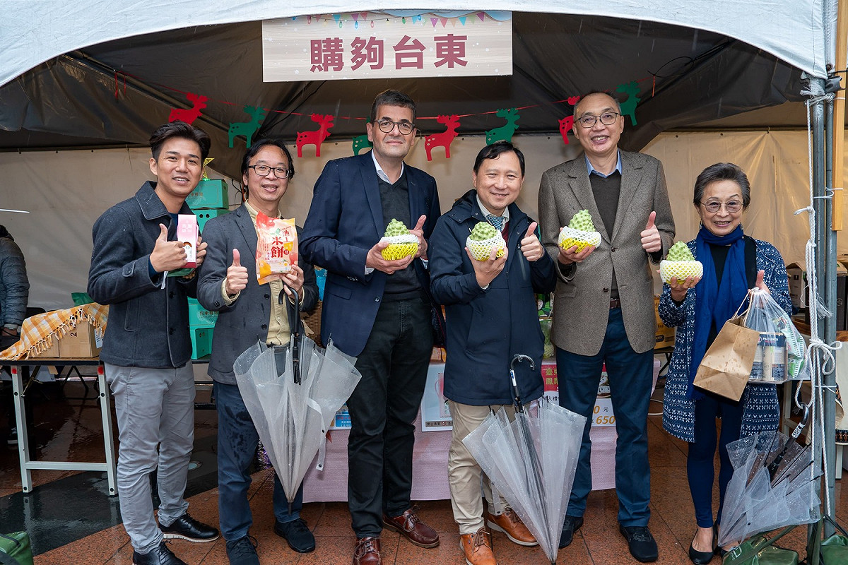 台東縣副縣長王志輝向外國好友分享台東農產品。 圖：新北市觀旅局提供