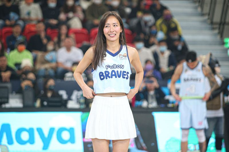 ▲日本NBA女記者宮河麻耶今(17)日來到富邦勇士主場開球。 （圖／葉政勳攝）