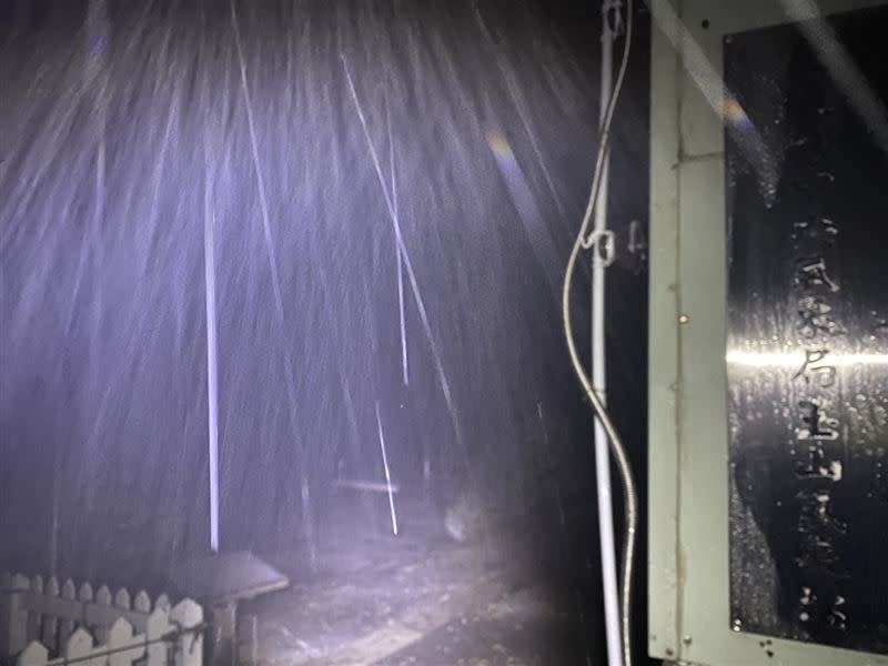 氣象局玉山氣象站晚間18時50分出現冰霰，雨勢夾冰霰，約短暫出現15分鐘後，晚間19時05分冰霰結束轉雨。 圖：中央氣象局提供