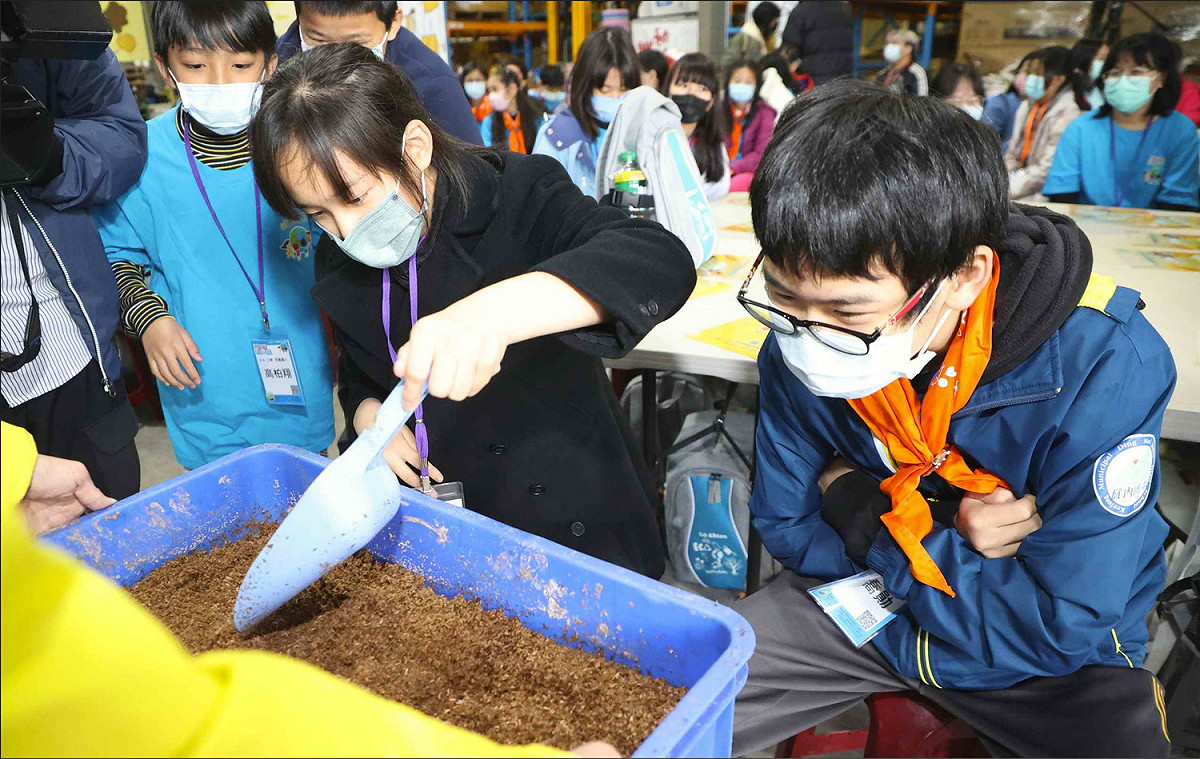 小局長實地觀察「黑水虻」生態，認識如何透過養殖黑水虻進行廚餘再利用。 圖：新北市環保局提供