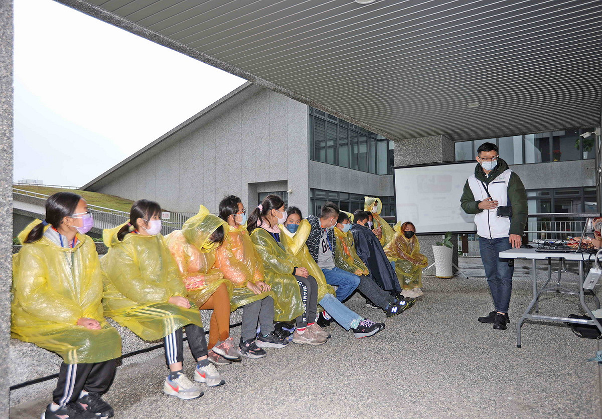 小局長們認識綠建築和建築節電方法。 圖：新北市環保局提供