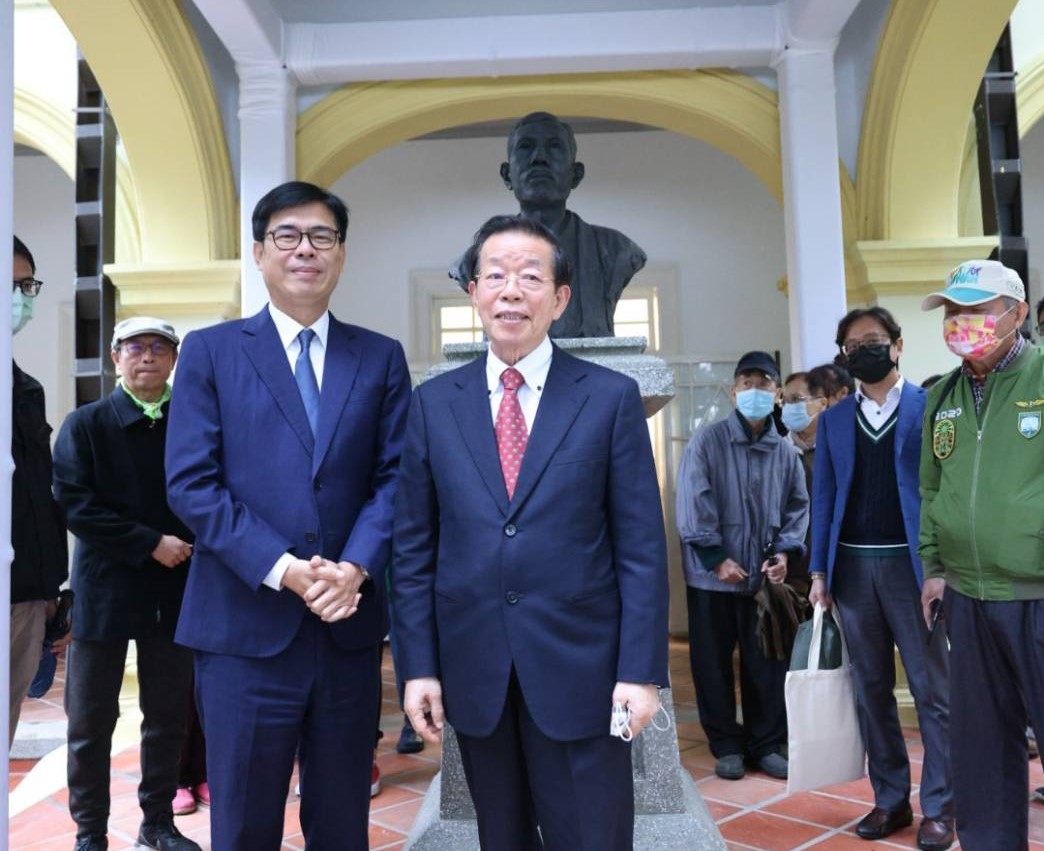 陳其邁(左)與謝長在山本銅像前留影。 圖：高雄市政府/提供