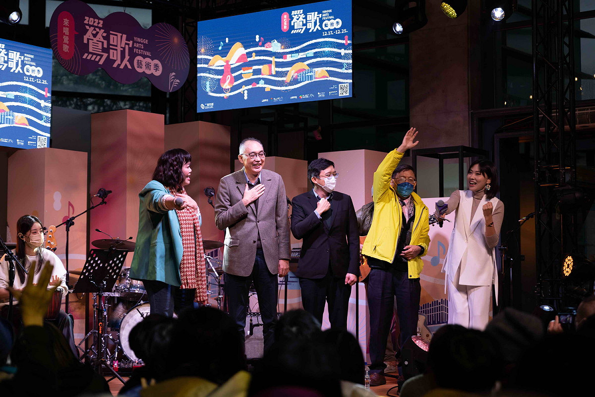 由吉那罐子重新演繹由中國砂輪出資製作的「鶯歌的囡仔歌」，新北市副市長謝政達(左二)、中國砂輪董事長林伯全(中)、中國砂輪副董事長白文亮(右二)與現場參與的民眾合唱。                                                                                 圖：鶯歌陶博館提供