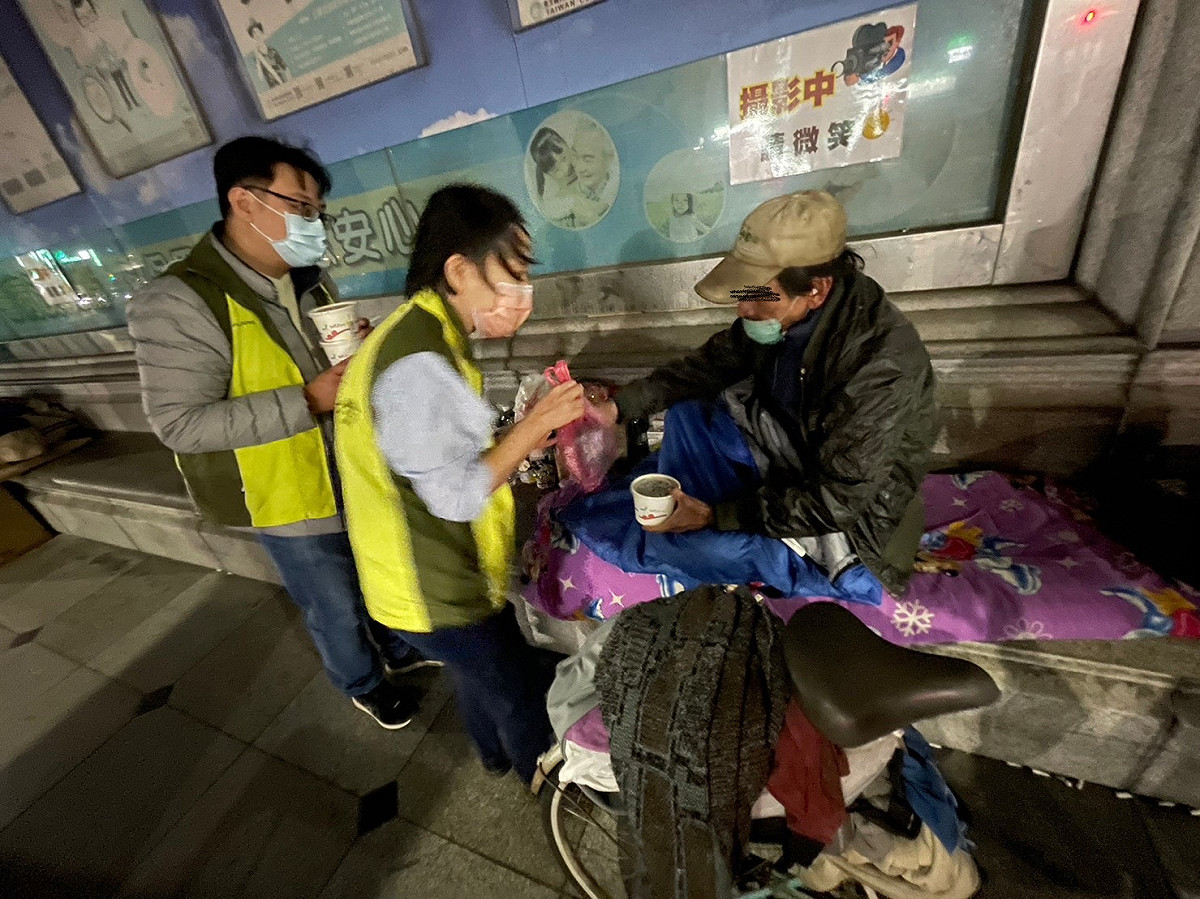 高市社會局寒流中關懷街友。 圖：高雄市社會局/提供