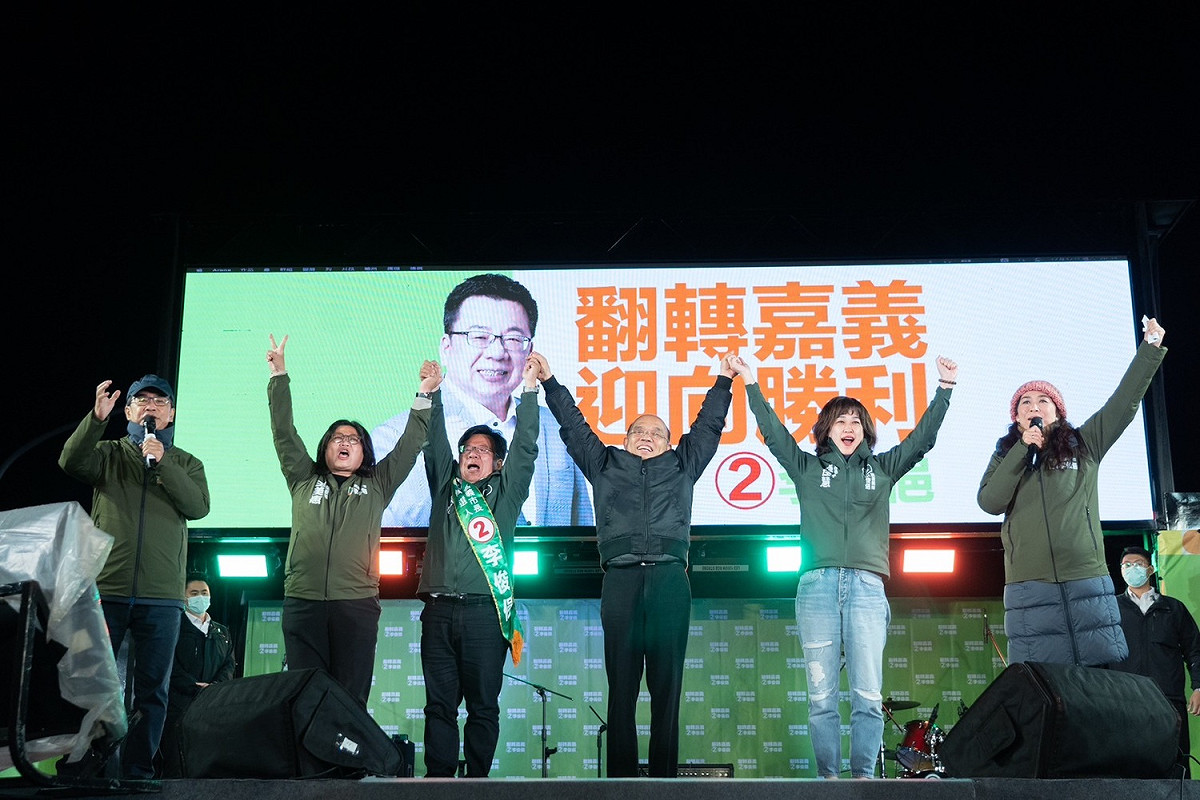 嘉義市長選舉明天投票，民進黨嘉義市長候選人李俊俋今晚舉辦造勢晚會；行政院長蘇貞昌出席站台力挺，呼籲動員投票支持，讓嘉義市有一番新氣象。 圖：擷取自李俊俋粉專