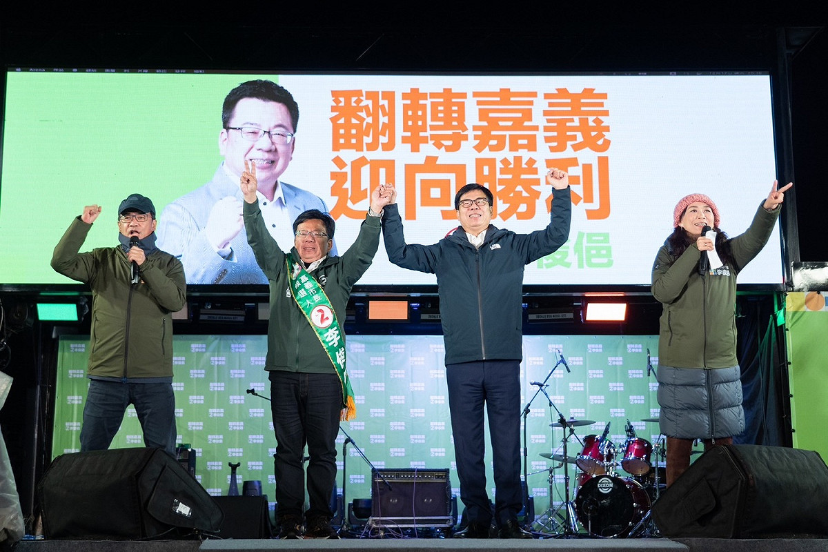 高雄市長陳其邁出席李俊俋「翻轉嘉義、迎向勝利」造勢晚會，強調過去民進黨努力不夠，但是一定會記取這次選舉跌倒的教訓，繼續努力、打拚，這次嘉義市長選舉，懇託鄉親支持李俊俋，改變嘉義市。 圖：擷取自李俊俋粉專