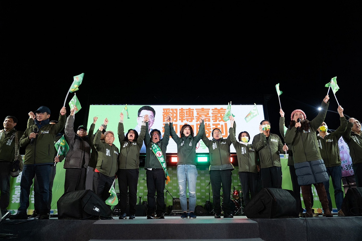 李俊俋晚間舉辦「翻轉嘉義、迎向勝利」造勢晚會，除了蘇貞昌站台外，還有民進黨代理黨主席、高雄市長陳其邁、嘉義縣長翁章梁，以及立委王美惠、范雲、管碧玲等人到場助講，營造大團結氣勢。 圖：擷取自李俊俋粉專