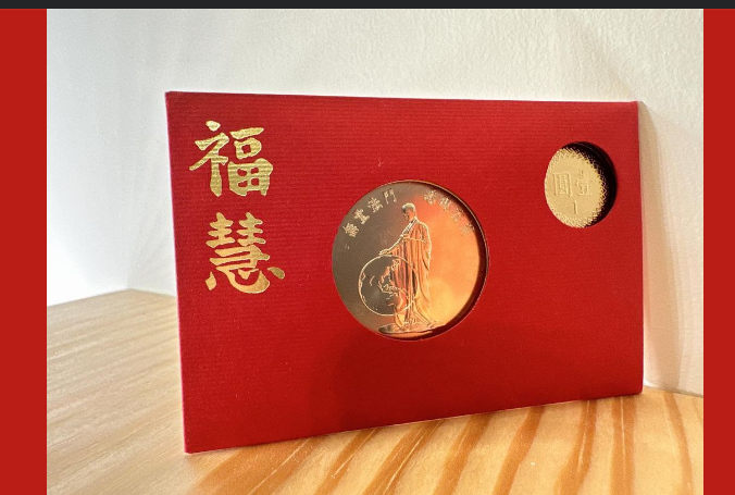高虹安在臉書分享，她從慈濟新竹靜思堂從證嚴上人的手中接下福慧紅包。 圖：高虹安臉書