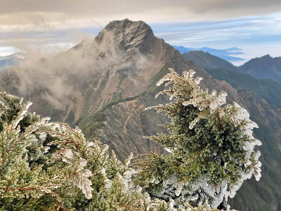 玉山 17 日晚間降下「冰霰」，18日凌晨再出現「凍雨」美景。 圖:翻攝自鄭明典臉書