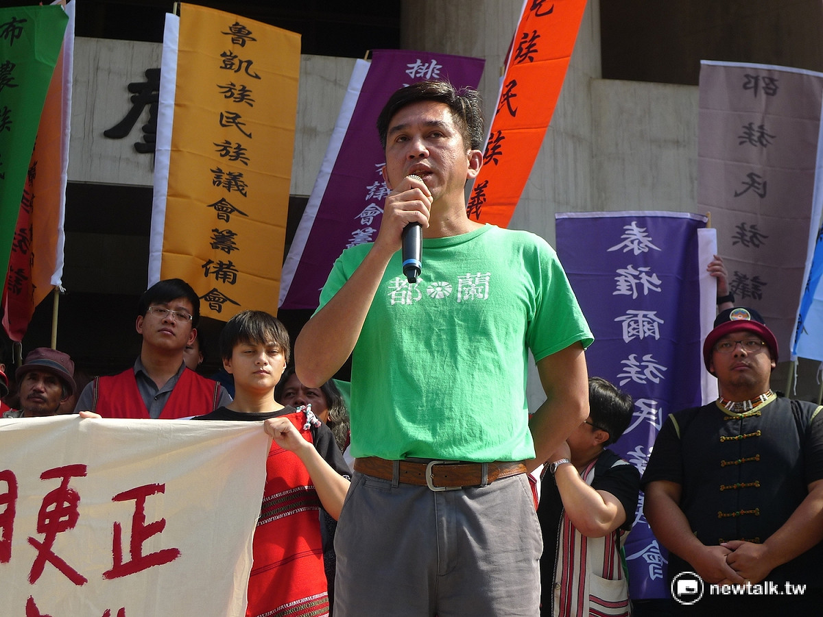 都蘭部落策動組Cawan強調，豐年祭的歌吟唱三百年，傳統領域不會因占有而縮小，也不會因劃設而變大。 圖：汪少凡／攝