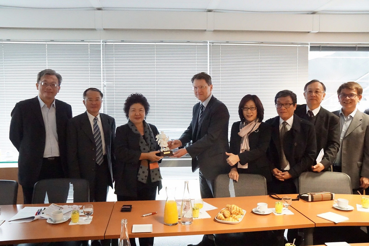 陳菊市長參訪Alstom公司總部，Alstom由績效長Dominique Pouliquen簡報說明輕軌車輛特色及高雄輕軌計畫工作構想。 圖：高雄市政府提供