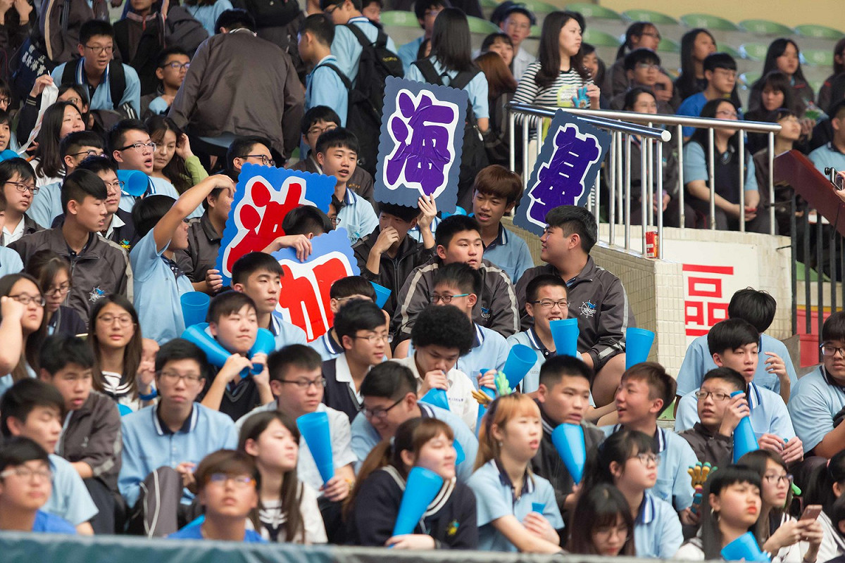 HBL前八強籃球隊5日起在基隆市展開決戰。同學們組成的啦啦隊在現場為同校球員加油。 圖:基隆市政府提供。