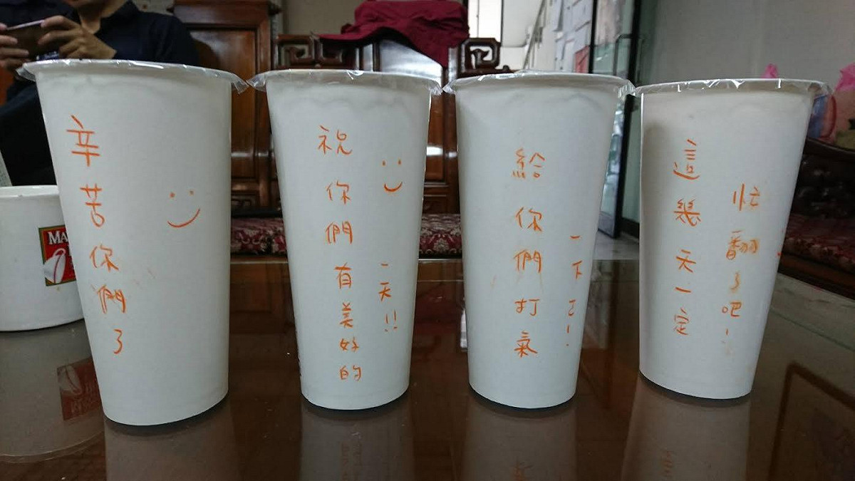 外送早餐飲料主動「升級」，並寫上「這幾天一定忙翻了吧！」、「辛苦你們了」等鼓勵的話，讓消防員備感窩心，直呼「再辛苦都值得！」 圖:台中市消防局 提供