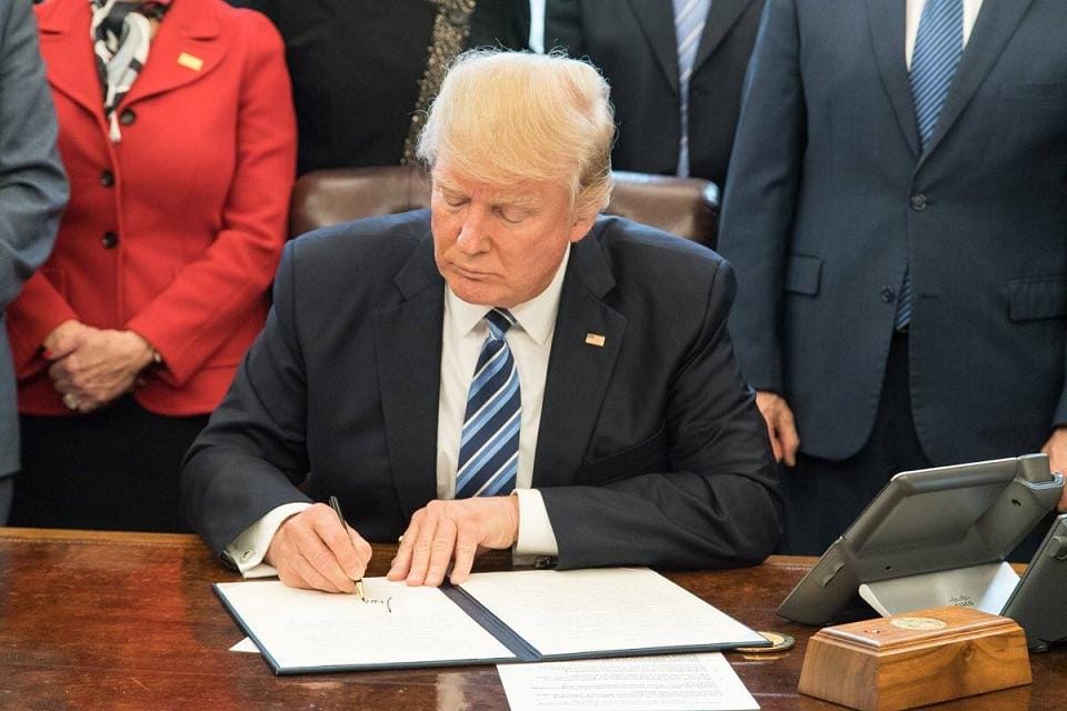 美國總統川普(Donald Trump)考慮實施入境「極端審查」(extreme vetting)，恐讓包含台灣在內的38個免簽國受影響。 圖:翻攝自Donald Trump Facebook。