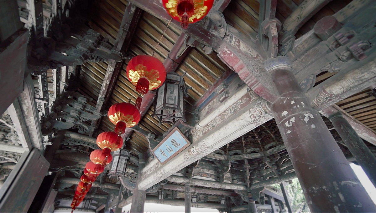 「慶端陽龍王祭」是鹿港重要的文化活動之一，每年都會安排龍舟與藝陣遶行等項目，今年彰化縣政府文化局與鹿港聚英社南樂團，特別結合春季祭典，至鹿港共同祭祀南管祖師爺孟府郎君，並於9日下午進行南管整絃會奏活動，重現昔日南管演奏場景。 圖：彰化縣文化局提供