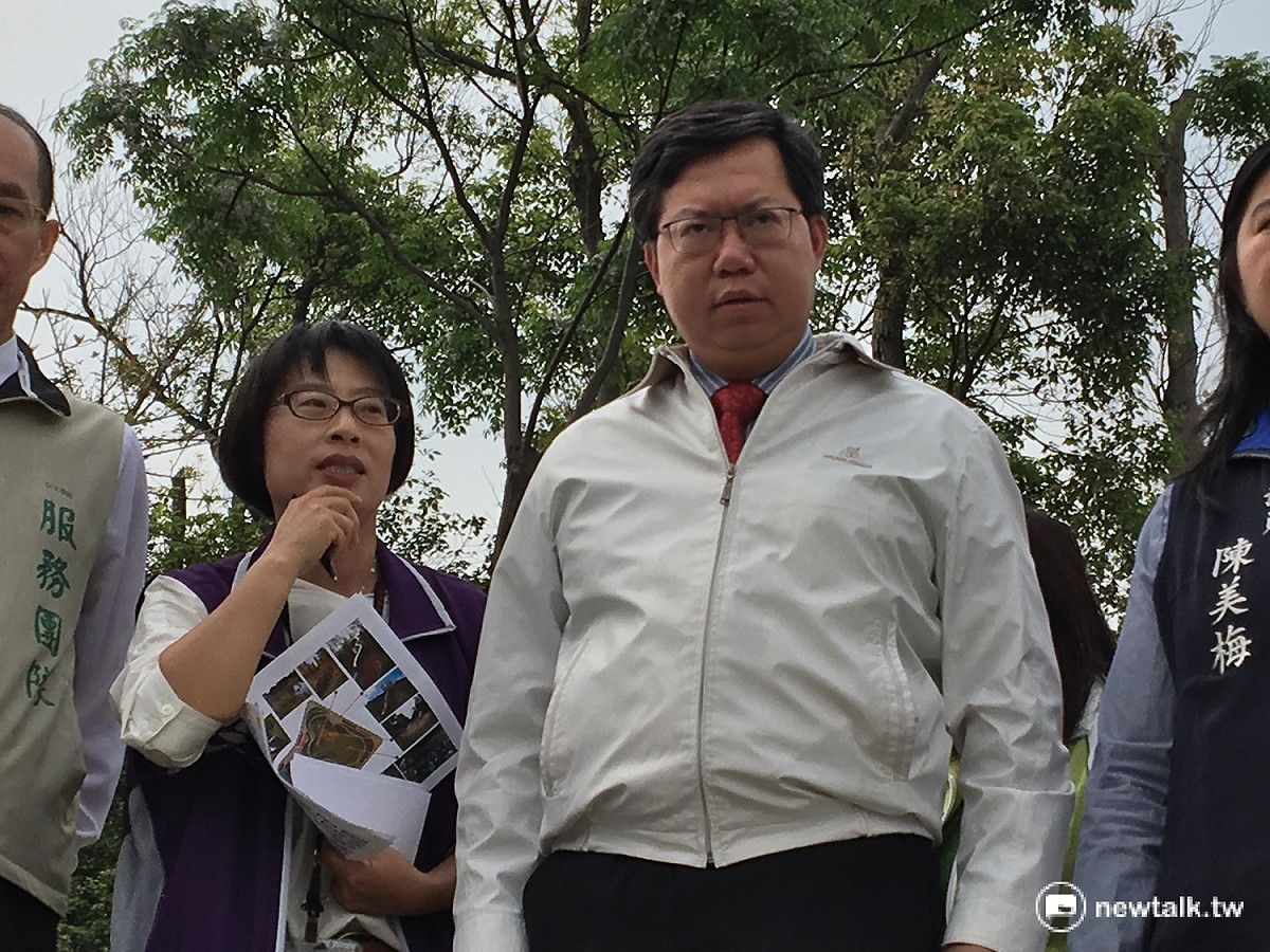 桃園市長鄭文燦（右）及桃園市工務局防災景觀科科長高必嫻（左）。 圖：鍾孟軒/攝