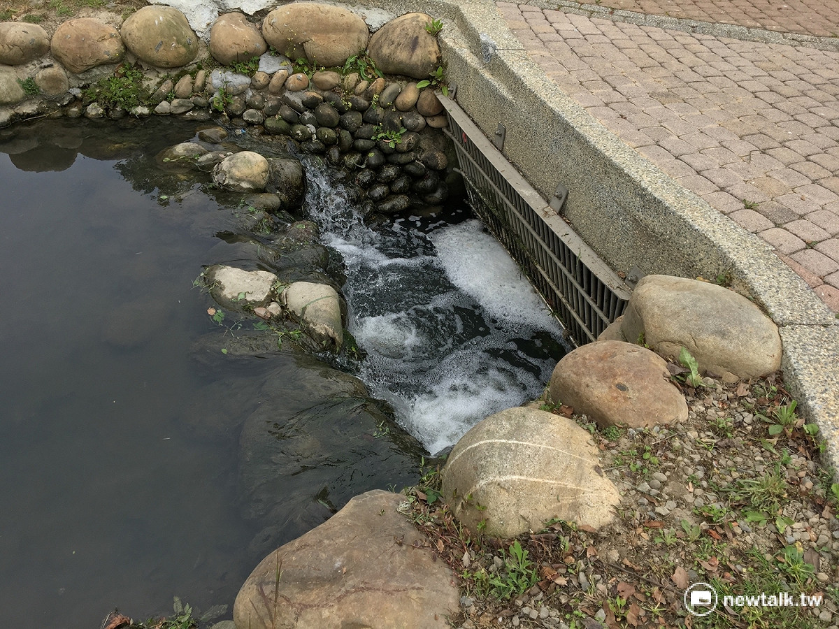 風禾公園內水圳飄出異味。 圖：鍾孟軒/攝。