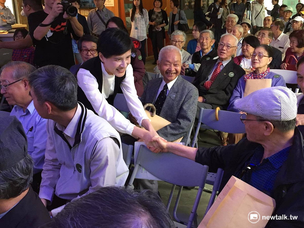 文化部長鄭麗君也與現場每位政治受難者家屬一一致意。 圖：鄭佑漢/攝