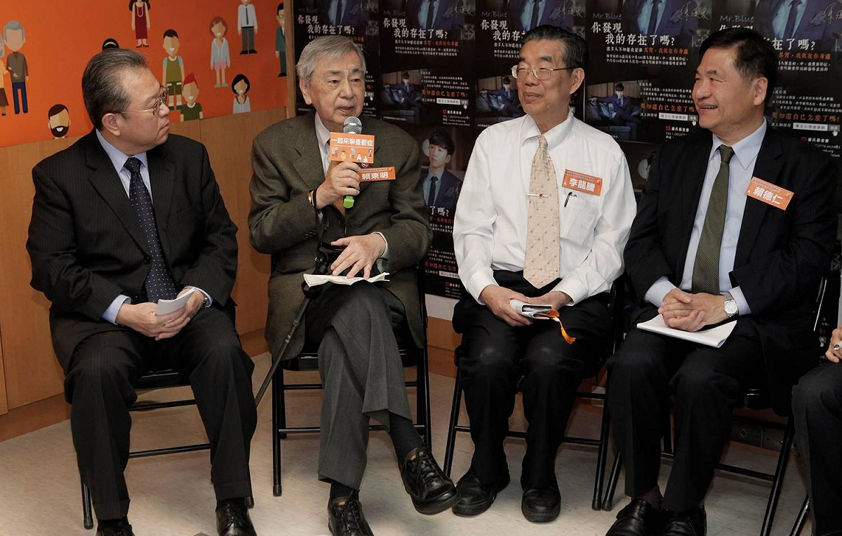 董氏基金會執行長姚思遠、活動發展協會創會理事長賴東明，憂鬱症防治協會常務理事李龍騰、精神醫學會理事長賴德仁，呼籲民眾一起關心憂鬱防治議題。 圖:董氏基金會提供。