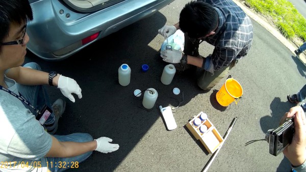 新北環保局稽查人員，連日在八里污水廠採集放流水送驗。 圖：翻攝新北市環保局網站。