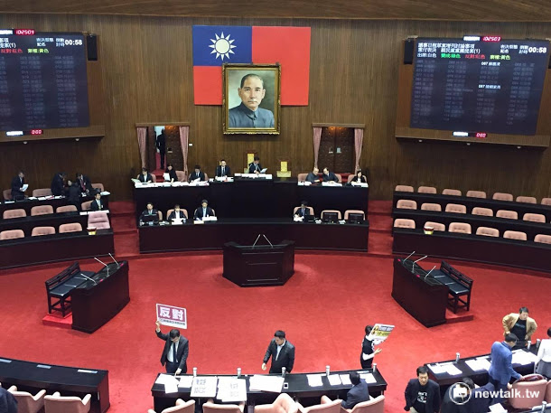 立法院7日院會將處理年金改革修法案付委，國民黨團要求先協商，若民進黨堅持付委，不排除會霸佔主席台，民進黨團表示將「見招拆招」。 圖：新頭殼資料照片