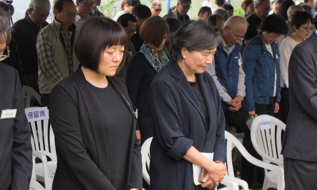 葉菊蘭與鄭竹梅神情哀戚。 圖:林朝億攝