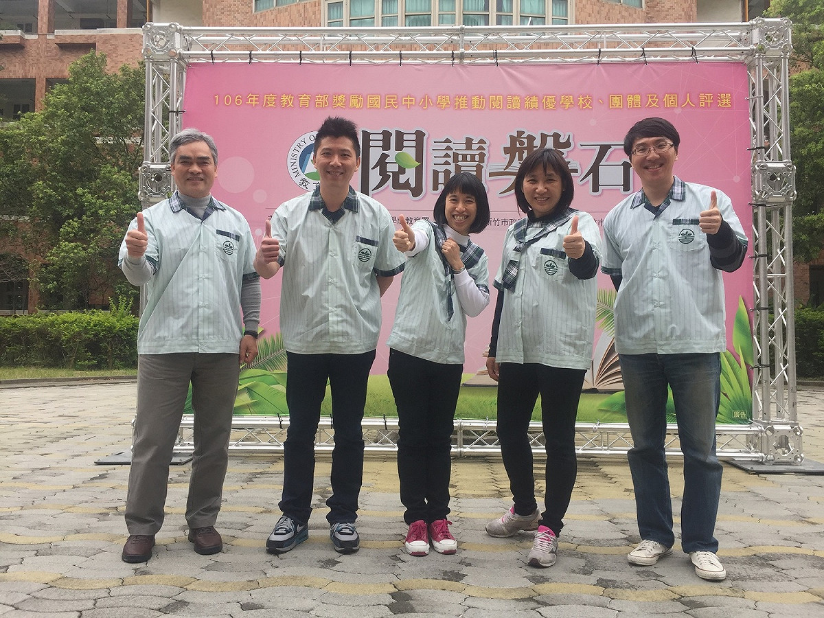 閱讀團隊參賽現場著學生制服合影左至右-校長 張志明,教務主任 曾松嵐。 圖:基隆市政府提供。