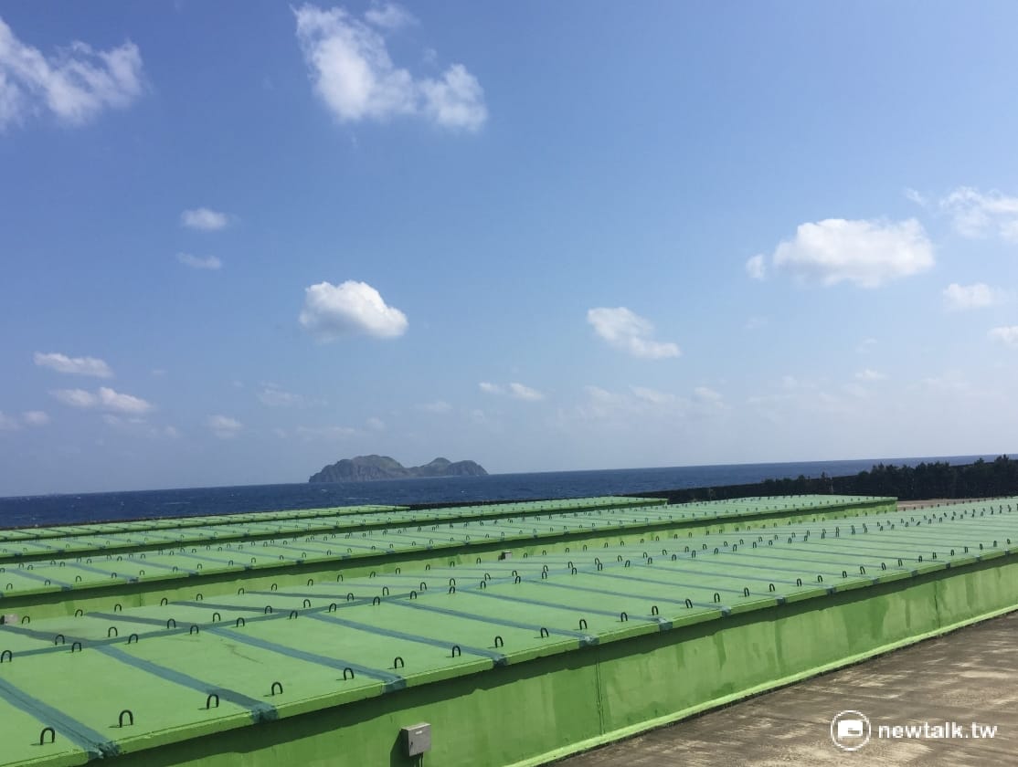 蘭嶼貯存場於蘭嶼龍門地區放置100,277桶低放射性核廢料，圖為貯存場內部，與遠方達悟（雅美）族傳統漁場的小蘭嶼島相望。 圖：柯昱安/攝