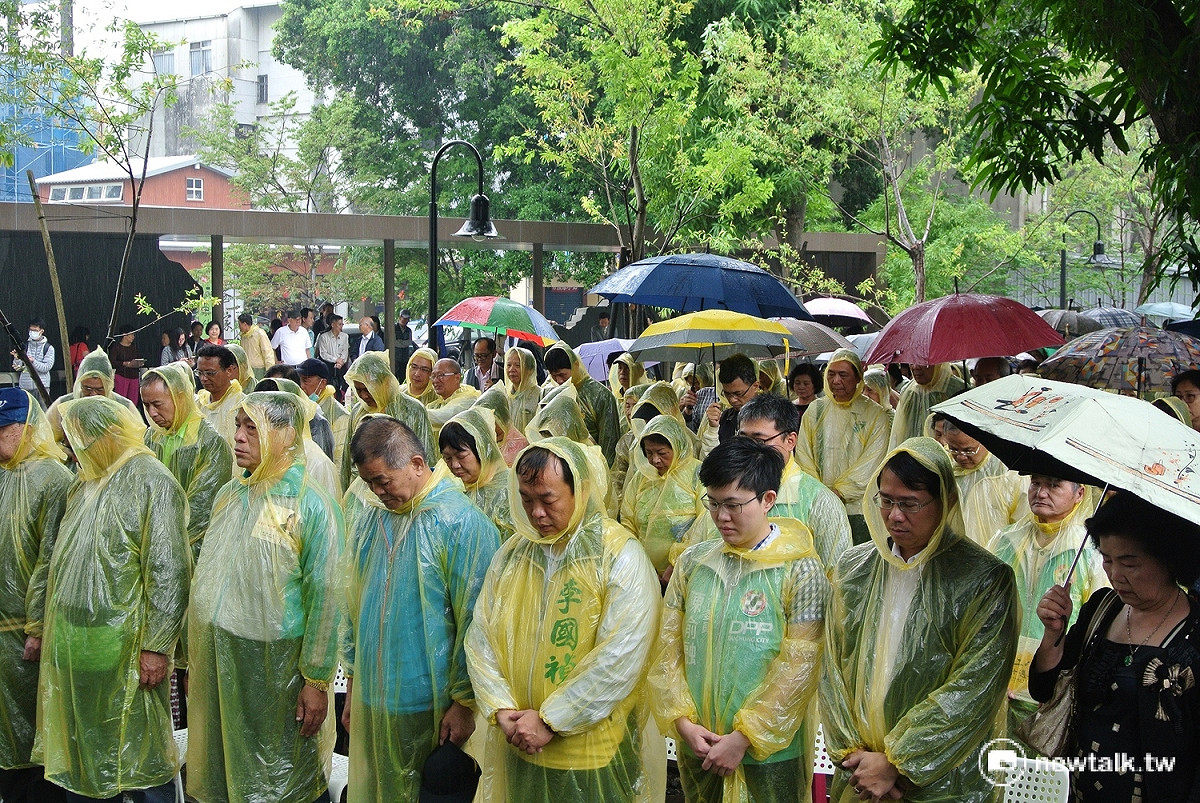 與會者冒雨沉思一分鐘緬懷追求言論自由的先賢。 圖：唐復年/攝。