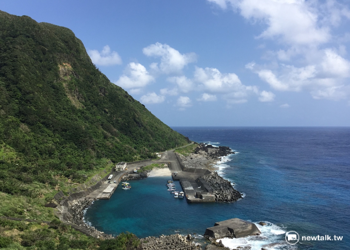 當年為了運送低放射性核廢料至蘭嶼貯存場而打造的蘭嶼龍門碼頭，自從1996年結束最後一次核廢料運送任務後，就閒置至今，台電計畫，最終核廢處置場址若選定、興建完畢，此港口將再次承擔運送核廢料的重要任務。 圖：柯昱安/攝