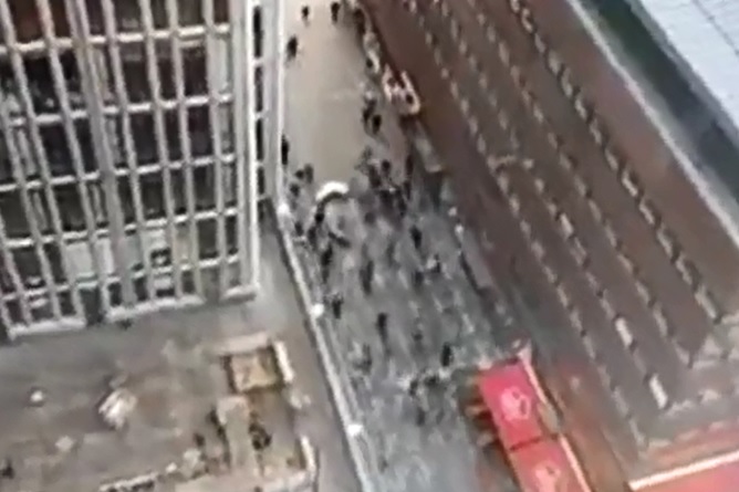 購物街上人群竄逃空拍畫面。 圖：翻攝RT推特
