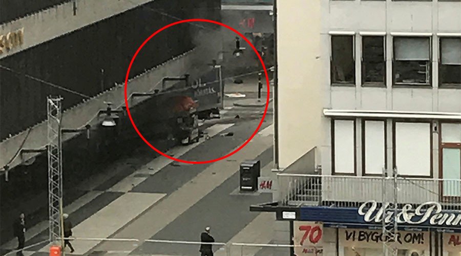 卡車衝撞上商場。 圖：翻攝RT推特
