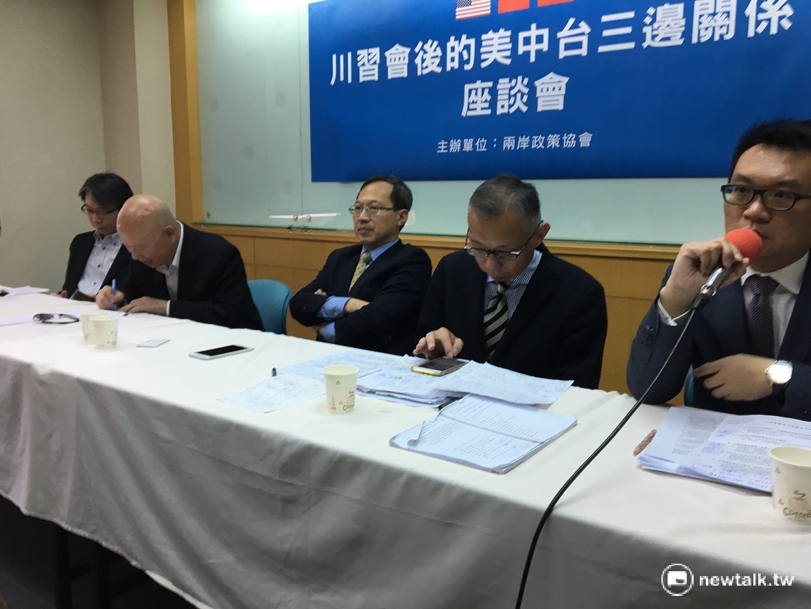 川習會後的兩岸關係又該如何對話？許信良認為，目前中台雙方的領導人都有意願要進行對話，既然雙方政府都有意願，互動機會就會存在。圖中由左至右依序為蔡明彥、許信良、譚耀南、范世平、王智盛。 圖：鍾孟軒/攝