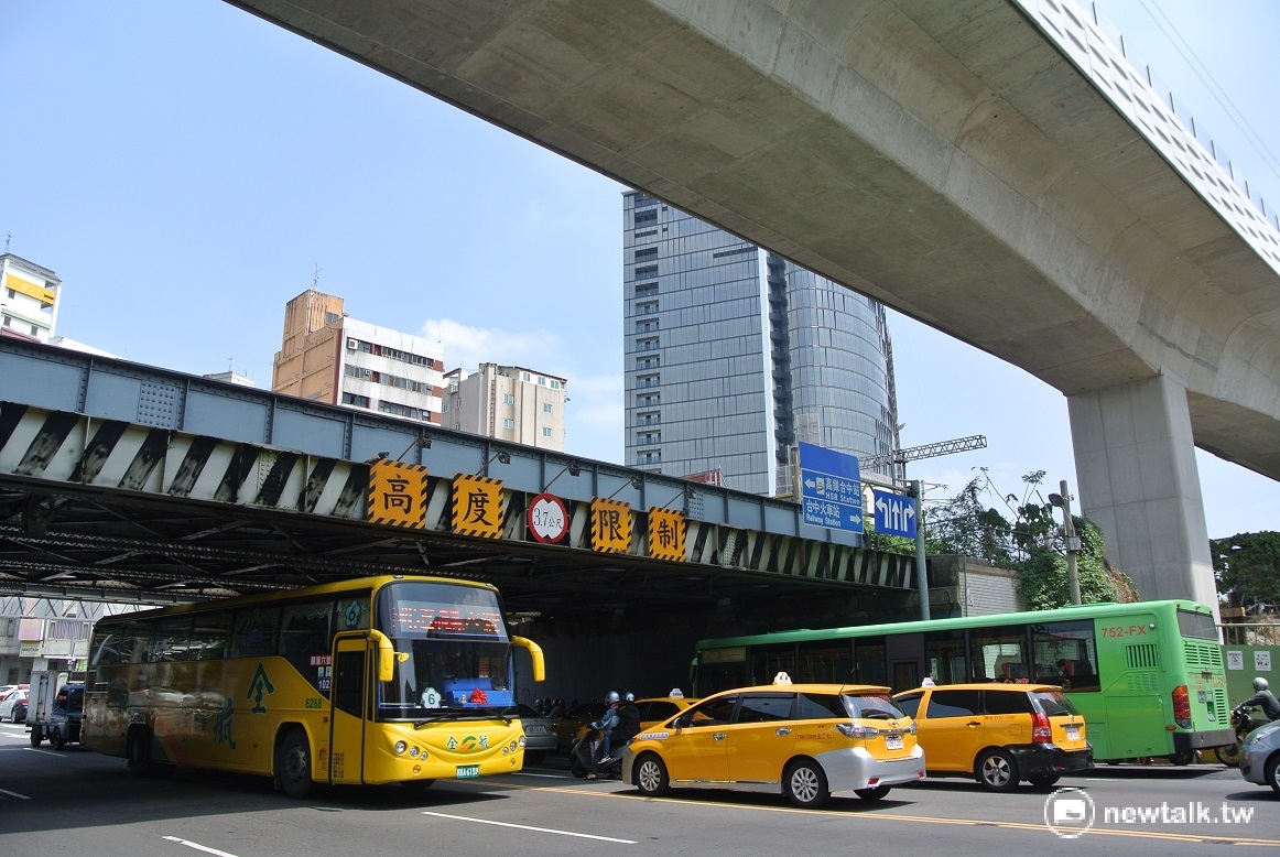 從舊台中火車站前的建國路往南走，遇到台中路左轉是通往台中南區及屯區的重要道路，頭頂上的鐵道，是當地人俗稱的「路空」，也稱「路孔」，未來市區段高架後，「路空」確定會保留，與新的高架鐵路同時存在。 圖：唐復年/攝