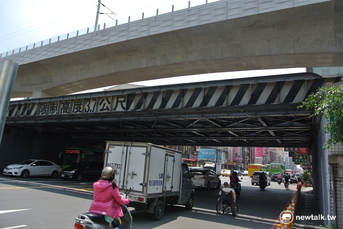 台中路上方的「路空（路孔）」，火車經過時「空隆空隆」的聲響是台中人百年來的記憶。 圖：唐復年/攝