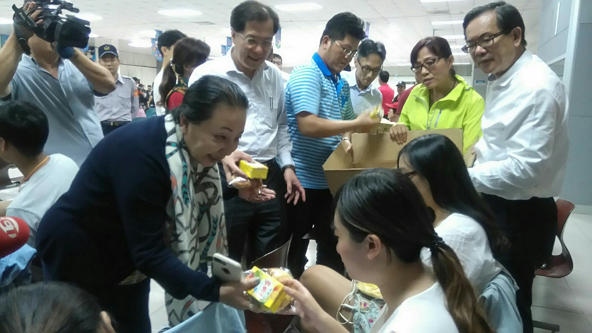 嘉義縣長張花冠到現場發送麵包與飲料給受到驚嚇的旅客。 圖：嘉義縣政府提供