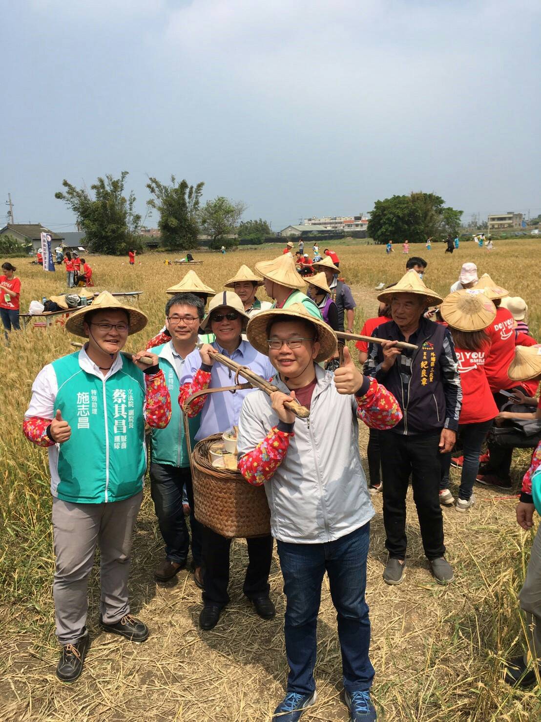 台中市外埔區小麥文化產業推廣活動今(8)日在福興宮登場，立法院蔡副院長蔡其昌、農業局蔡副局長、外埔區公所區長卓義騰、大安區公所區長周琇茹、外埔區三崁里里長紀良章皆到場與民眾同樂。 圖:台中市政府/提供